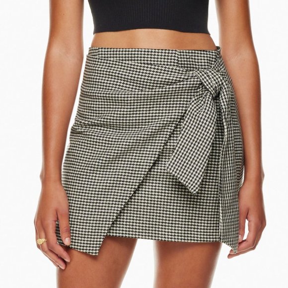 Aritzia tie front skirt size 2 😍 - Picture 2 of 7